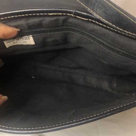 Black basket weaved crossbody. - Picture 9 of 10